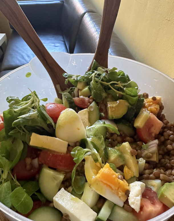 Frischer Linsen-Salat mit Ei, Feta und Avocado